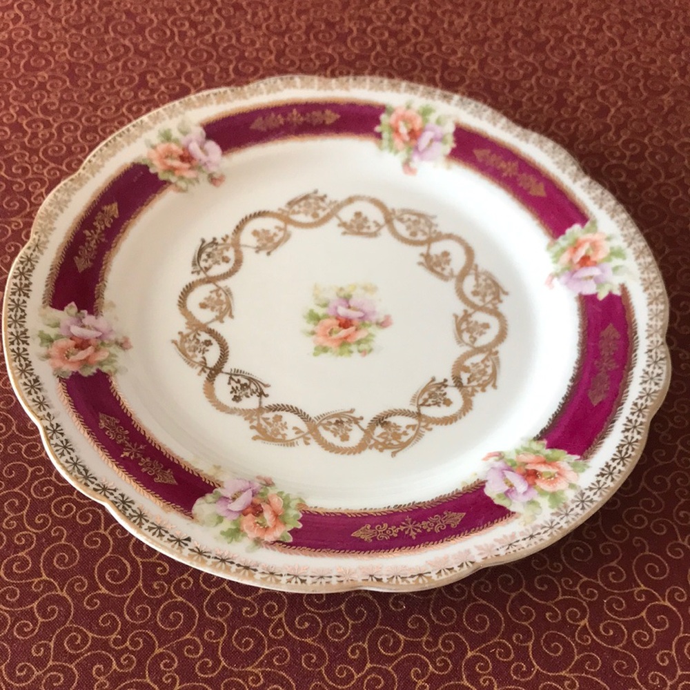 Simply gorgeous imperial crown China plate with scalloped edge